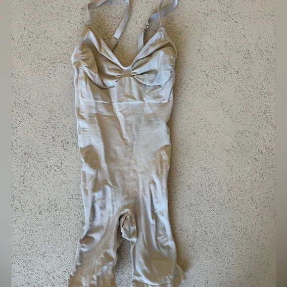 SKIMS SCULPTING BODYSUIT MID THIGH W. OPEN GUSSET | SAND - Picture 5 of 7